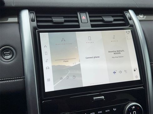 Used 2023 Land Rover Discovery Metropolitan Edition image 32