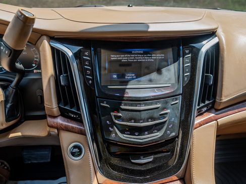Used 2015 Cadillac Escalade ESV Platinum AWD/4WD image 20