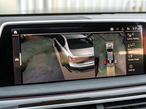 Used 2021 BMW 750i xDrive image 23