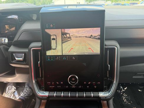 Used 2025 GMC Yukon XL Denali AWD/4WD image 36