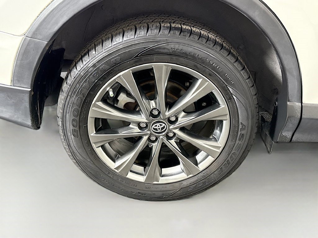 Used 2018 Toyota RAV4 Limited FWD image 32