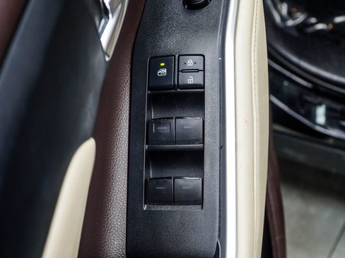 Used 2021 Toyota Highlander XLE FWD image 36
