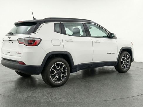 Used 2025 Jeep Compass Trailhawk image 9