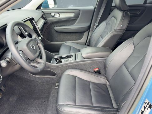 Certified 2023 Volvo XC40 B4 Core w/ Convenience Package image 5