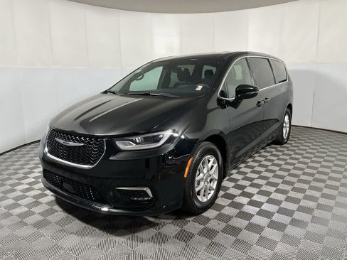 Used 2025 Chrysler Pacifica Select FWD image 4