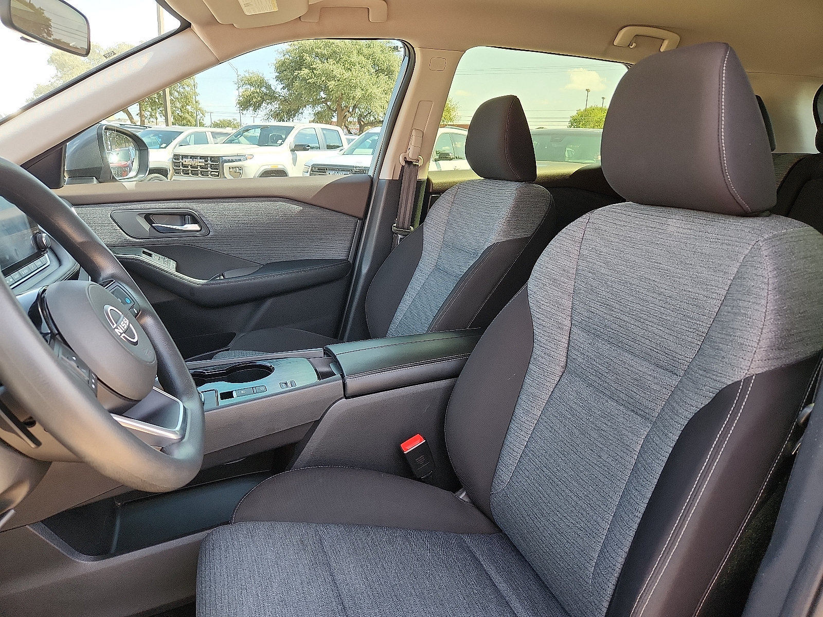 Used 2023 Nissan Rogue SV FWD image 15