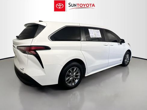 Used 2021 Toyota Sienna LE FWD image 4