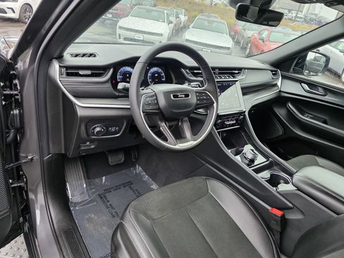 New 2025 Jeep Grand Cherokee Altitude image 10