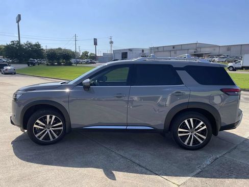 Used 2024 Nissan Pathfinder Platinum FWD image 6