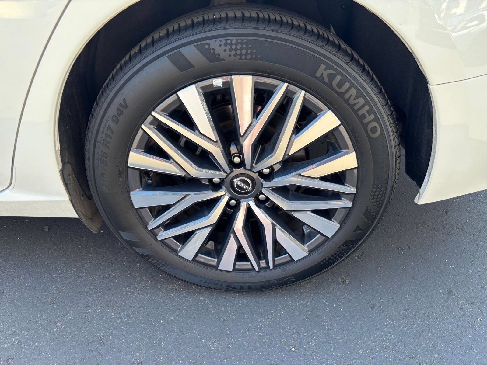 Used 2025 Nissan Altima 2.5 SV FWD image 29