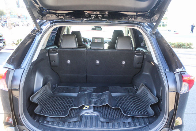 Used 2020 Toyota RAV4 XLE Premium w/ Carpet Mat Package FWD image 33