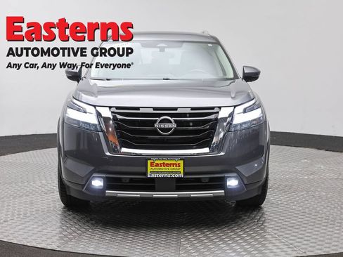 Used 2022 Nissan Pathfinder SL AWD/4WD image 2