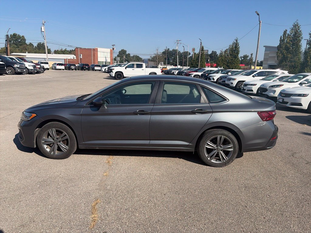 Used 2024 Volkswagen Jetta SE FWD image 3