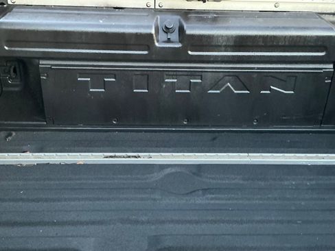 Used 2018 Nissan Titan SL image 4