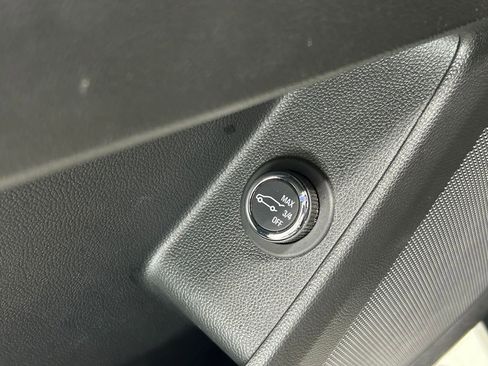 Used 2023 Chevrolet Traverse LT image 42