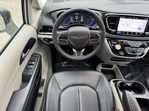 Used 2024 Chrysler Pacifica Touring-L FWD image 14