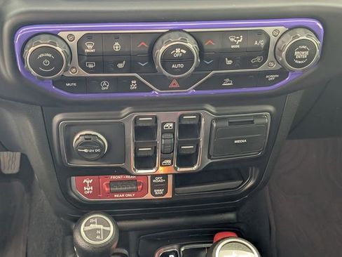 Used 2023 Jeep Wrangler Unlimited Rubicon w/ Cold Weather Group AWD/4WD image 21