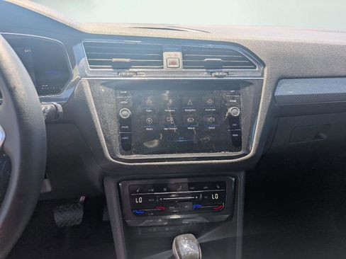 Used 2022 Volkswagen Tiguan SE AWD/4WD image 12