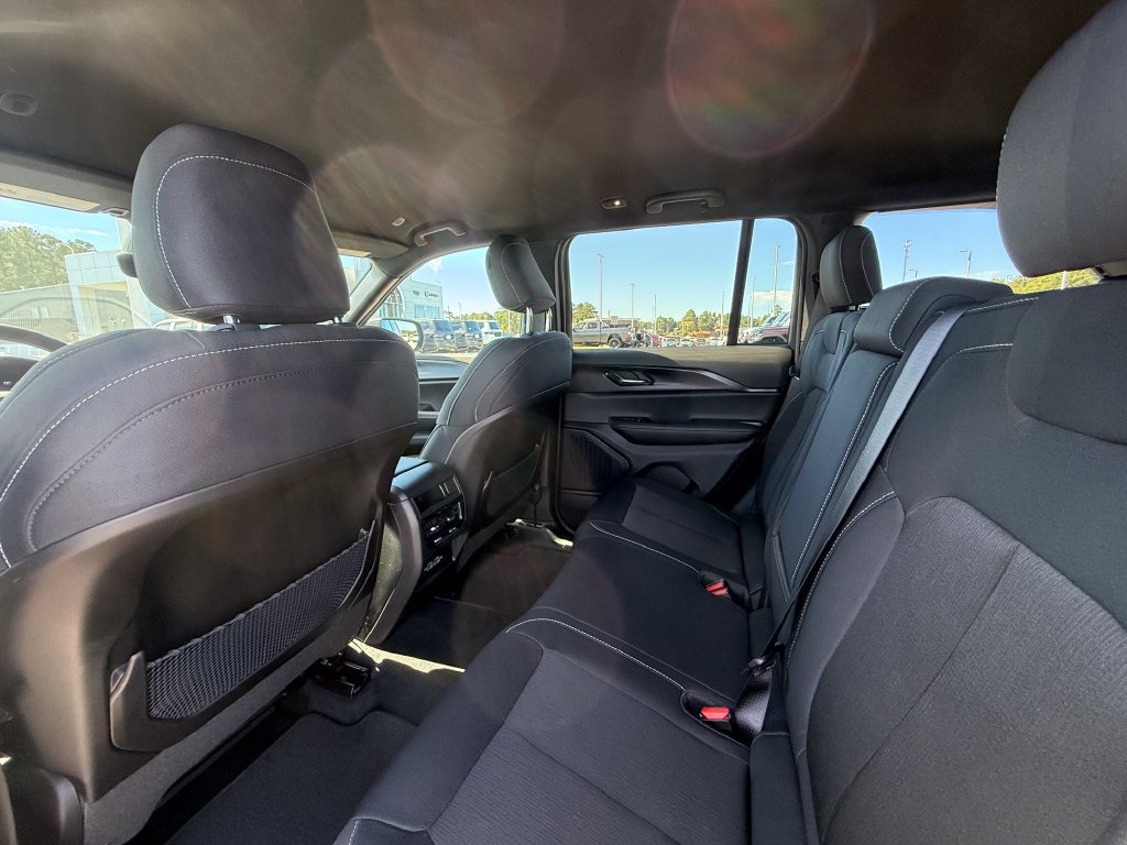 New 2027 Jeep Grand Cherokee Laredo RWD image 23
