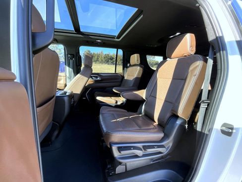 Used 2023 Chevrolet Suburban High Country image 19