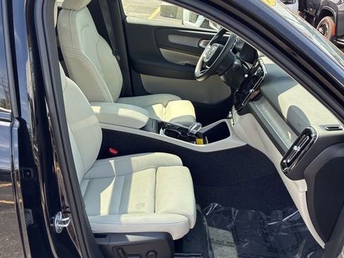 Used 2025 Volvo XC40 B5 Plus w/ Climate Package image 19
