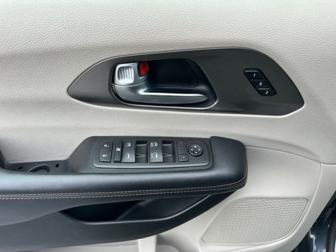 Used 2020 Chrysler Pacifica Touring-L FWD image 11