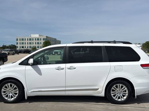 Used 2014 Toyota Sienna XLE image 2