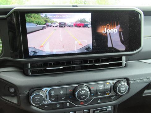 Used 2025 Jeep Gladiator Sport AWD/4WD image 30