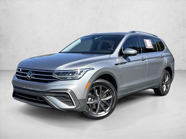 Used 2024 Volkswagen Tiguan SE w/ Panoramic Sunroof Package FWD image 1