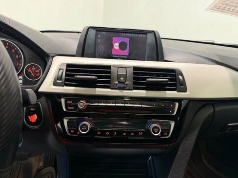 Used 2018 BMW 320i Sedan w/ Sport Package image 17