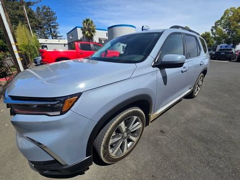 Used 2025 Honda Pilot Touring image 3
