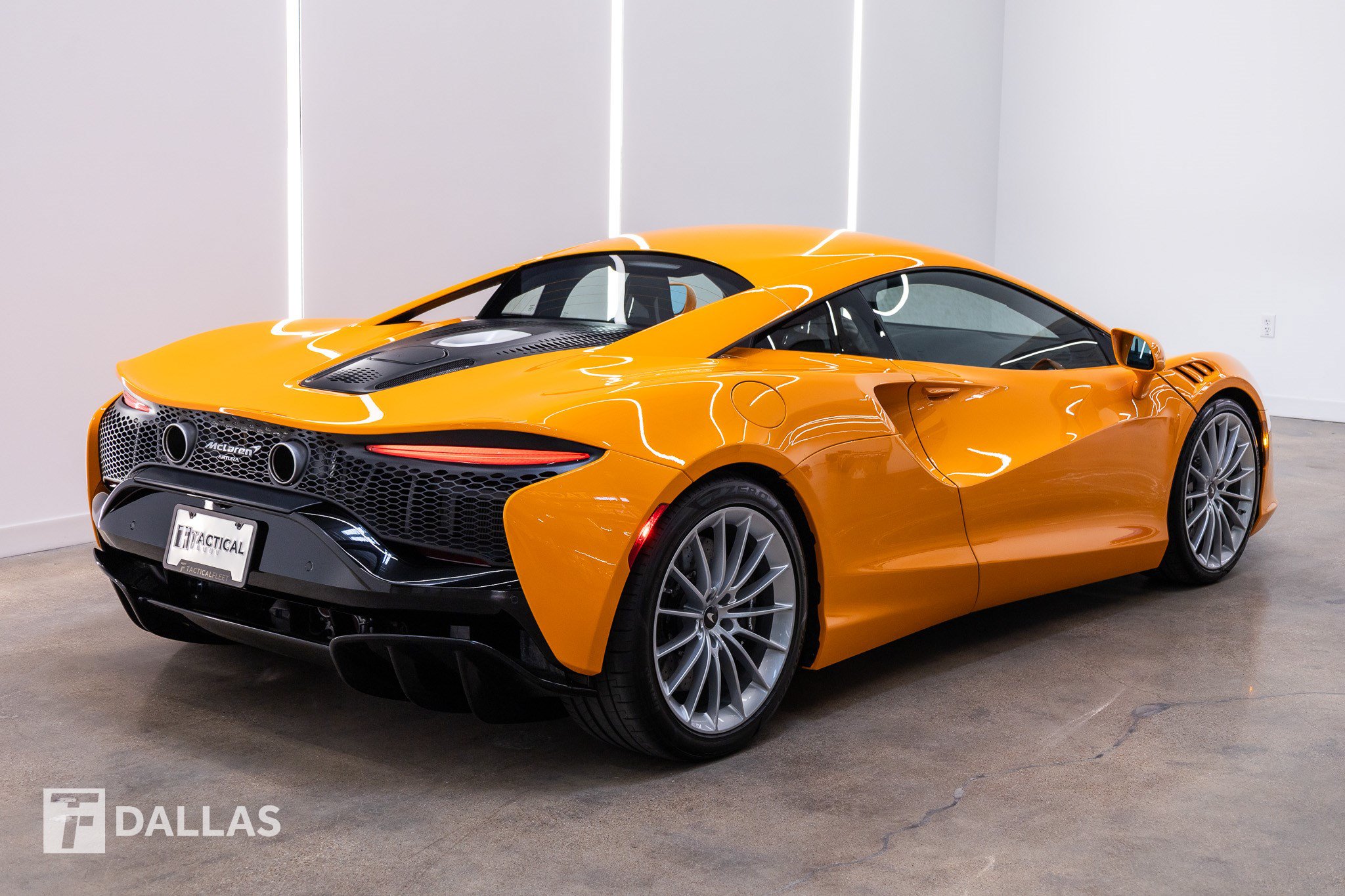 Used 2026 McLaren Artura RWD image 12