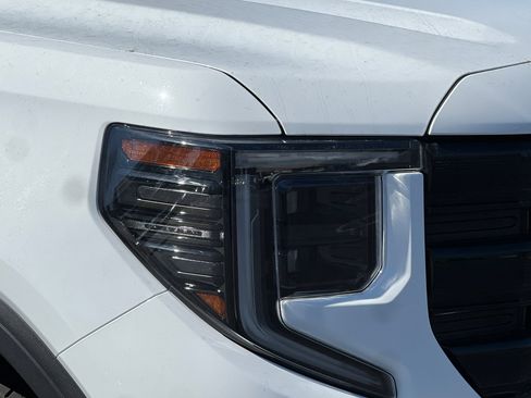 Used 2023 GMC Sierra 1500 Elevation image 44