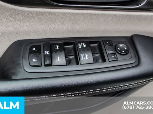 Used 2023 Chrysler Pacifica Touring-L image 41