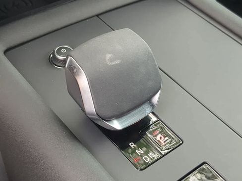 Used 2025 Land Rover Discovery Dynamic SE AWD/4WD image 34