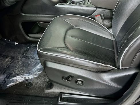 Certified 2025 Chrysler Pacifica Limited image 30