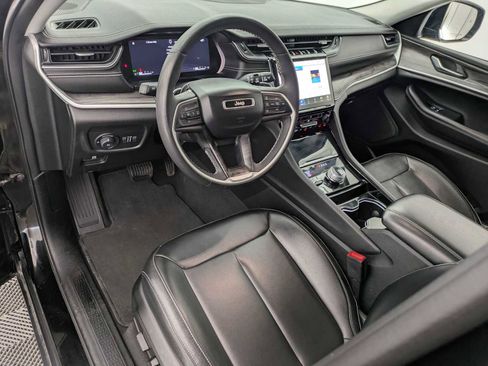 Used 2023 Jeep Grand Cherokee Limited image 2