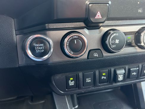Used 2020 Toyota Tacoma TRD Sport w/ Technology Package AWD/4WD image 34