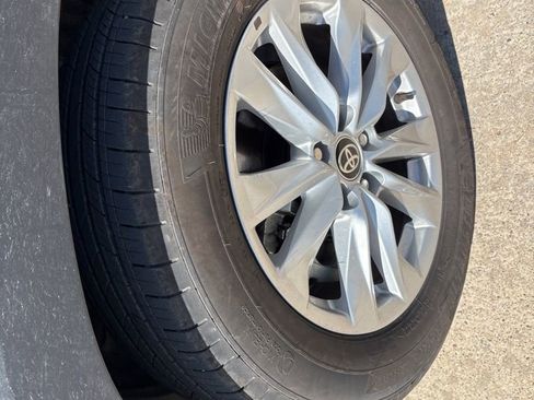 Used 2025 Toyota Corolla Cross LE image 10