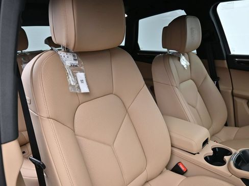 Certified 2025 Porsche Macan AWD/4WD image 12