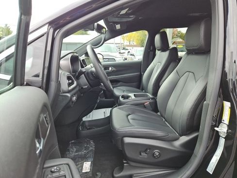 New 2026 Chrysler Pacifica Select image 33