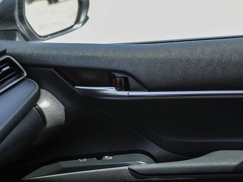 Used 2019 Toyota Camry SE FWD image 21