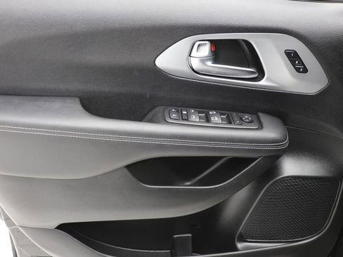 Used 2023 Chrysler Pacifica Touring-L w/ S Appearance Package image 14