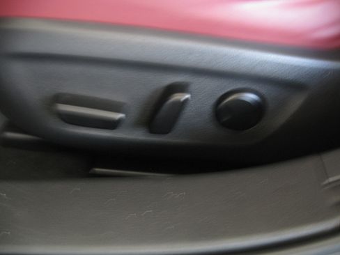 Used 2023 MAZDA MAZDA3 Hatchback w/Premium Plus Pkg image 13