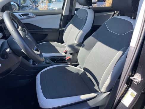 Certified 2025 Volkswagen Taos SE w/ Panoramic Sunroof Package image 6