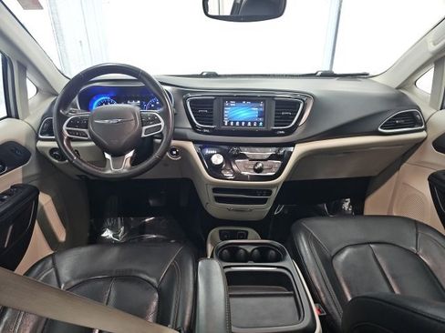 Used 2020 Chrysler Pacifica Touring-L image 36