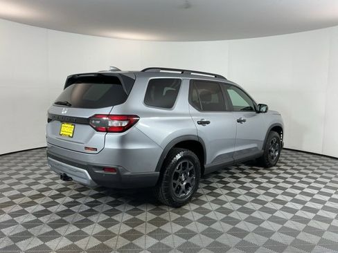 Used 2025 Honda Pilot TrailSport image 5