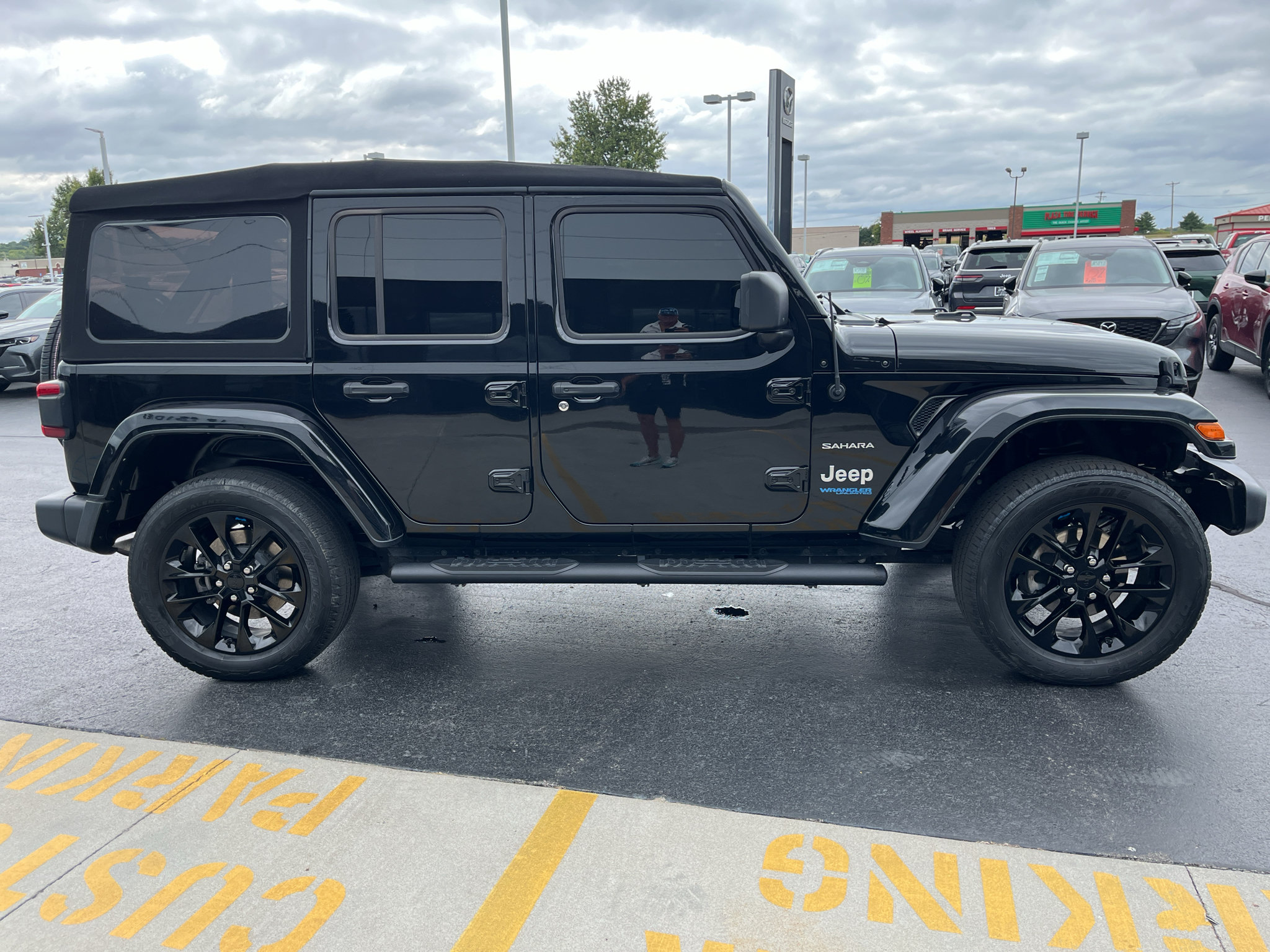Used 2022 Jeep Wrangler Unlimited Sahara w/ Cold Weather Group AWD/4WD image 8