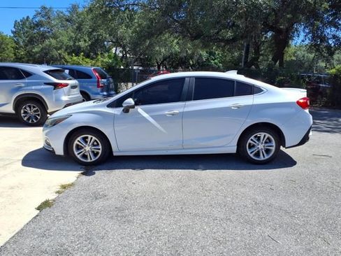 Used 2017 Chevrolet Cruze LT w/ Convenience Package FWD image 4