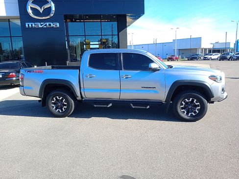 Used 2022 Toyota Tacoma TRD Off-Road image 2